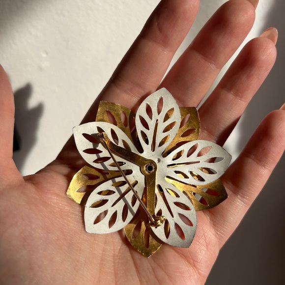 Vintage 50s/60s Layered Flower Brooch – White Enamel & Gold-Tone - Picture 4 of 4